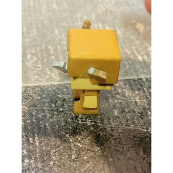 Brown armor Minecraft Soldier axe toy figure - Picture 3 of 5